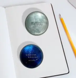 [예스굿즈] 윤동주 크리스탈 문진_별 헤는 밤 + 달(새로운 길) 세트